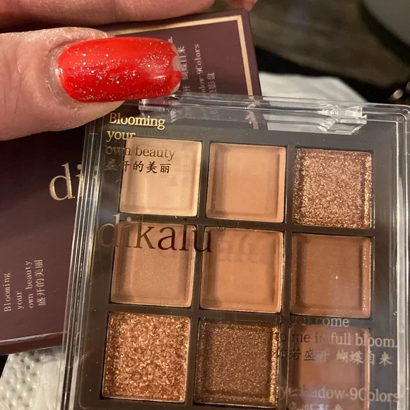 DIKALU 9-Color Eyeshadow Palette, Shimmer & Matte Smudge Proof Eye Shadow Makeup - Picture 7 of 8